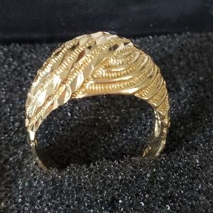 Ladies14k Dome Ring. Sz 7.5